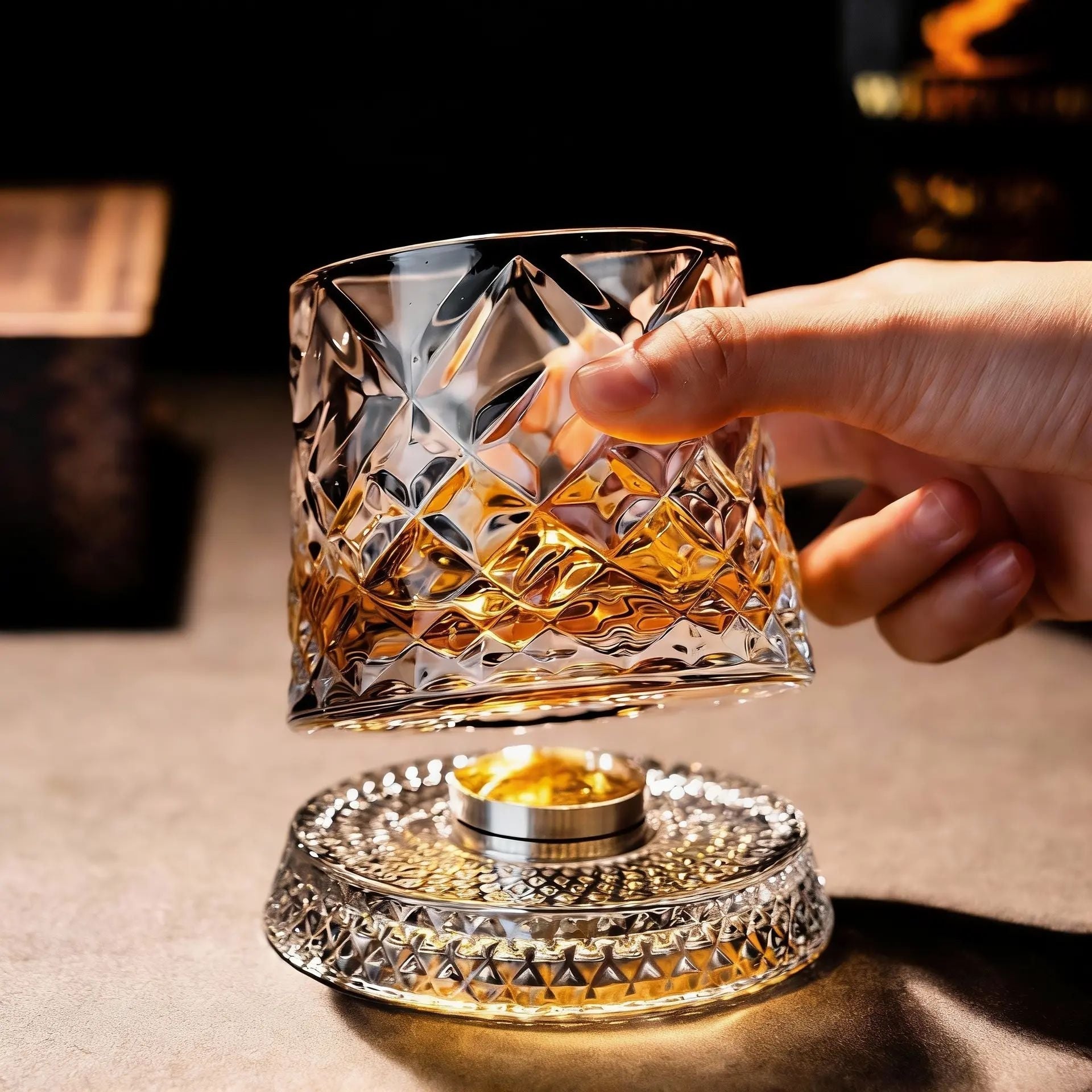 🥃✨Lyxigt 360° snurrande kristallglas – Stjärnskuret stressreducerande whisky- och vinglas, elegant europeisk bargåva, roterande glasmugg, snurrande glasmugg