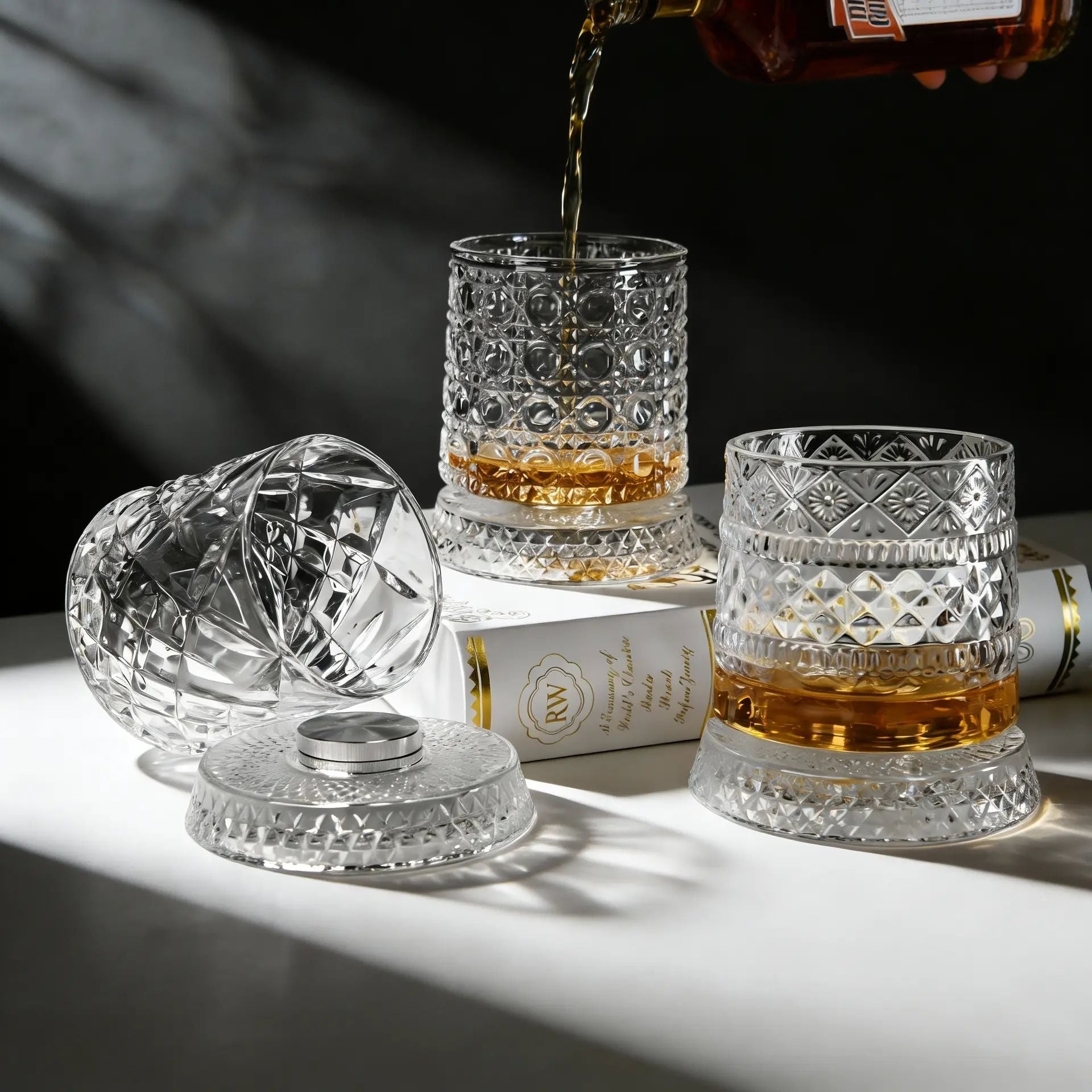 🥃✨Lyxigt 360° snurrande kristallglas – Stjärnskuret stressreducerande whisky- och vinglas, elegant europeisk bargåva, roterande glasmugg, snurrande glasmugg