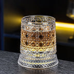 🥃✨Lyxigt 360° snurrande kristallglas – Stjärnskuret stressreducerande whisky- och vinglas, elegant europeisk bargåva, roterande glasmugg, snurrande glasmugg