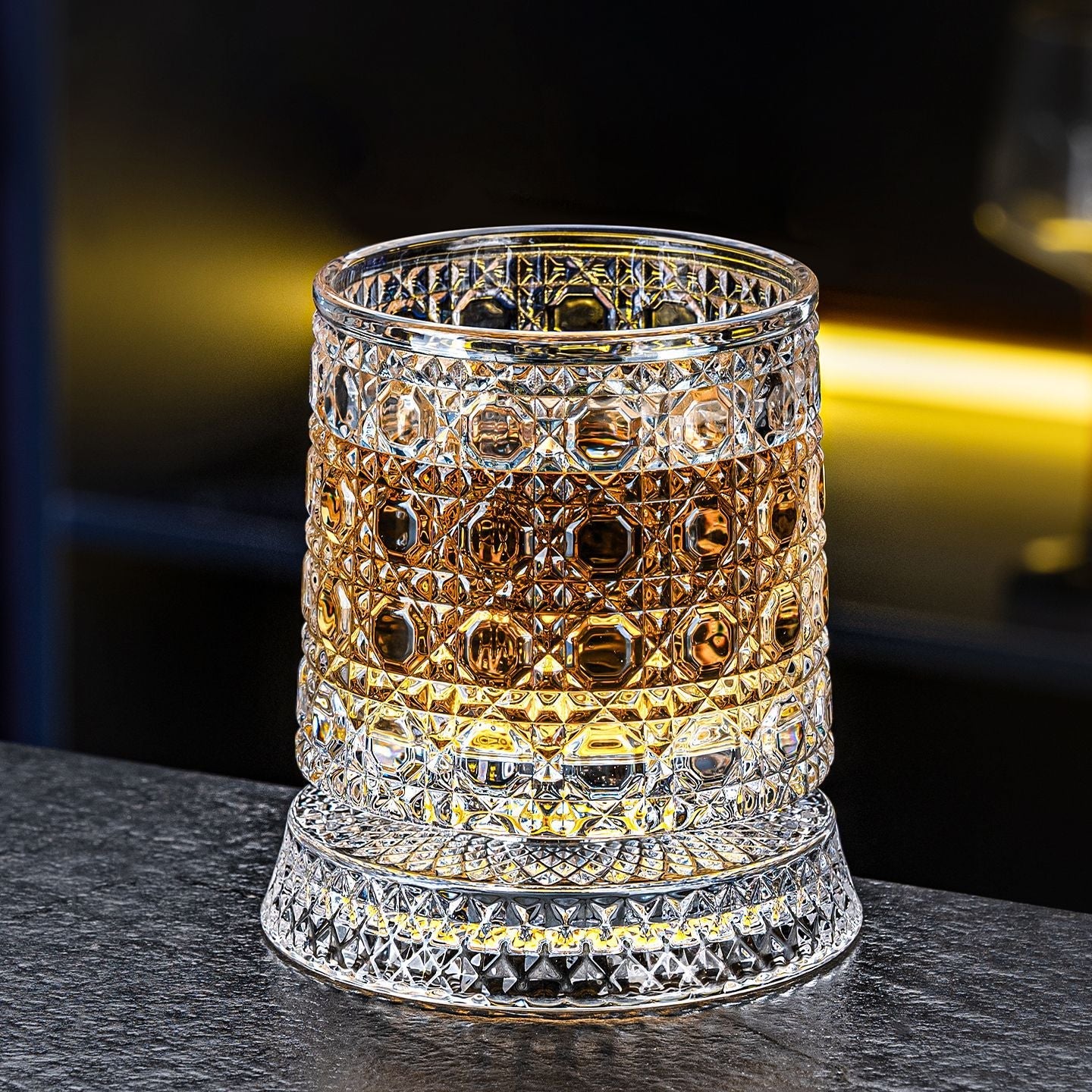 🥃✨Lyxigt 360° snurrande kristallglas – Stjärnskuret stressreducerande whisky- och vinglas, elegant europeisk bargåva, roterande glasmugg, snurrande glasmugg
