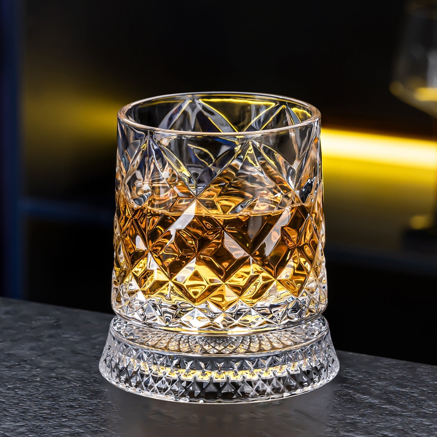 🥃✨Lyxigt 360° snurrande kristallglas – Stjärnskuret stressreducerande whisky- och vinglas, elegant europeisk bargåva, roterande glasmugg, snurrande glasmugg
