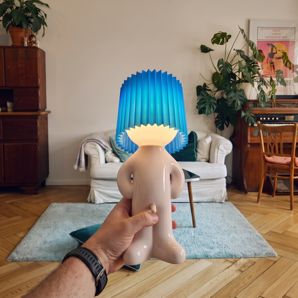 Larry the Lamp – Lampan som får alla att le