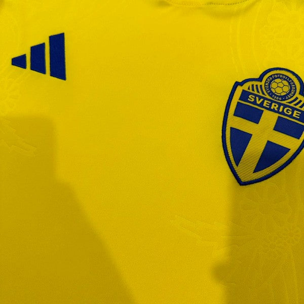 Levereras inom 5–8 arbetsdagar⚽Är du redo för VM 2026? 🇸🇪⚽ Visas ditt stöd för Blågult i sommar!⚽