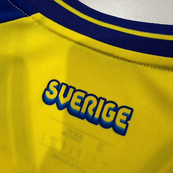 Levereras inom 5–8 arbetsdagar⚽Är du redo för VM 2026? 🇸🇪⚽ Visas ditt stöd för Blågult i sommar!⚽